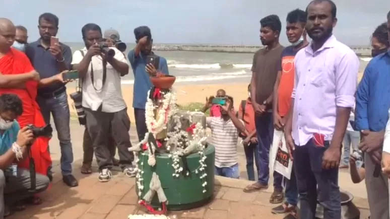 கொழும்பு காலிமுகத்திடலில் ஏற்றப்பட்ட முள்ளிவாய்க்கால் நினைவேந்தல் ஈகைச்சுடர்; சிங்களர்கள் இணைந்து அஞ்சலி
