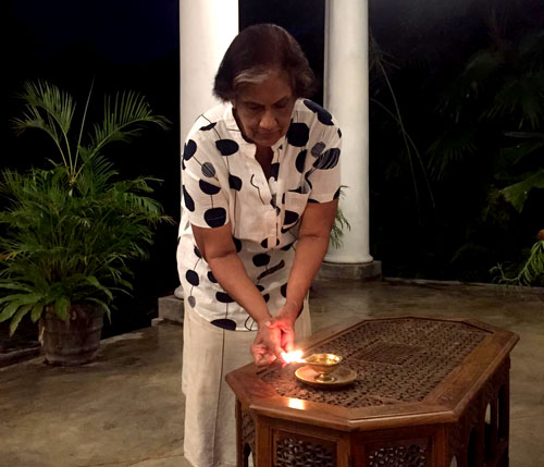 முள்ளிவாய்க்கால் தினத்தில் சுடரேற்றி அஞ்சலி செலுத்தினார் சந்திரிக்கா! முள்ளிவாய்க்கால் தினத்தில் சுடரேற்றி அஞ்சலி செலுத்தினார் சந்திரிக்கா!