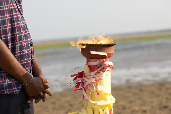 முள்ளிவாய்க்காலில் உயிர்நீத்த உறவுகளுக்கு நந்திக்கடலில் அஞ்சலி முள்ளிவாய்க்காலில் உயிர்நீத்த உறவுகளுக்கு நந்திக்கடலில் அஞ்சலி