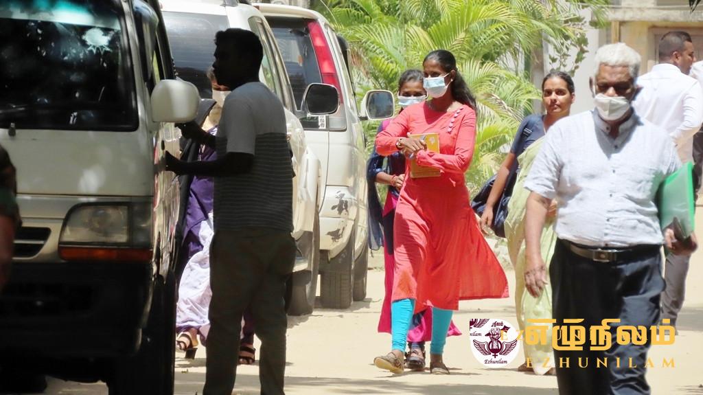 இலங்கை முஸ்லிம் நண்பியை கரம்பிடிக்க வந்த இந்தியப் பெண் விடுதலை இலங்கை முஸ்லிம் நண்பியை கரம்பிடிக்க வந்த இந்தியப் பெண் விடுதலை