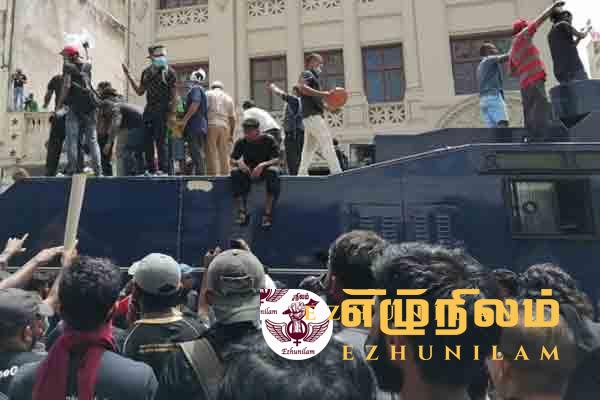 ஜனாதிபதி மாளிகை முன்றல், நீர்த்தாரை வாகனத்தை ஆர்ப்பாட்டக்காரர்கள் கைப்பற்றினர்