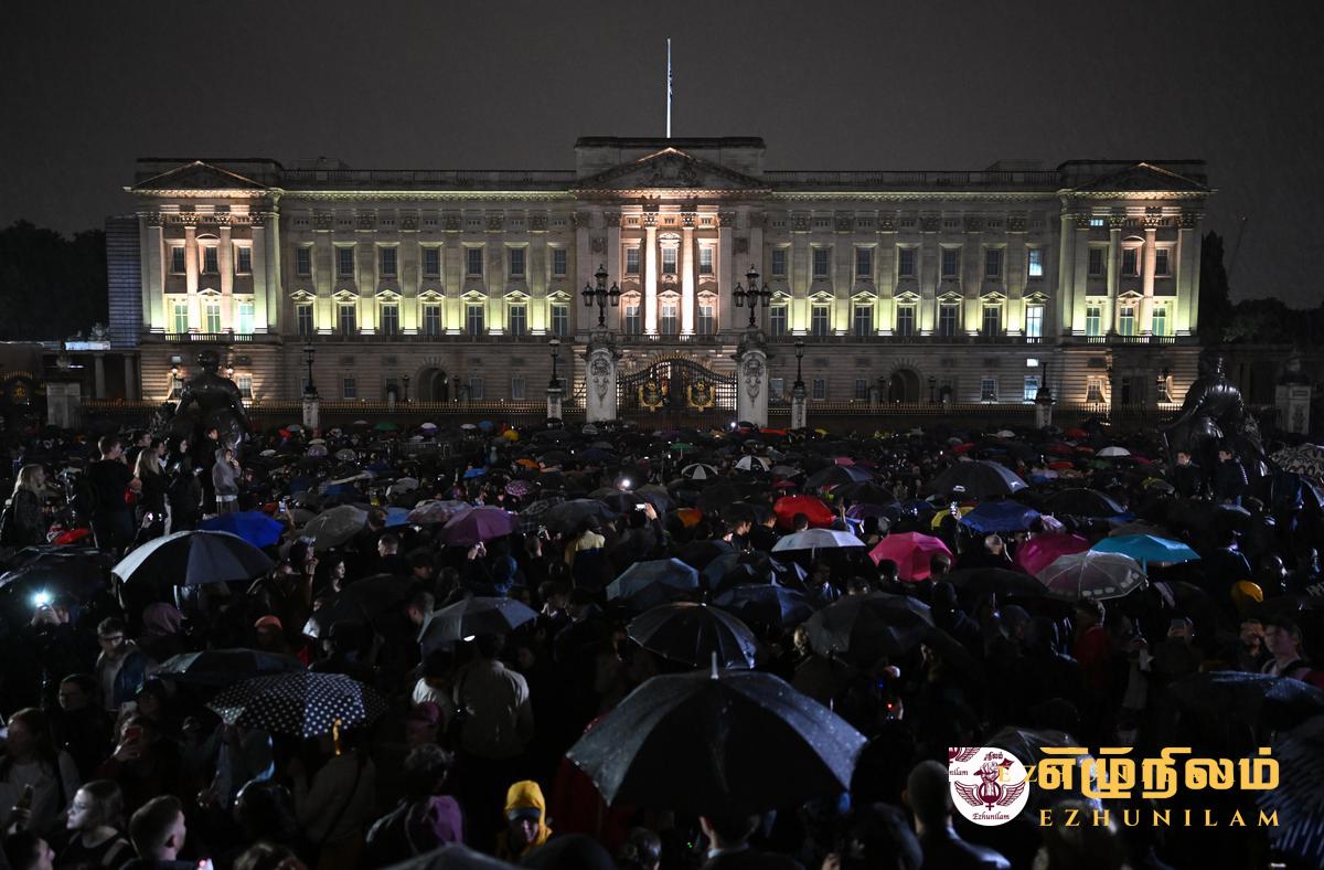 பக்கிங்காம் அரண்மணையின் முன்னாள் திரண்ட மக்கள் பக்கிங்காம் அரண்மணையின் முன்னாள் திரண்ட மக்கள்