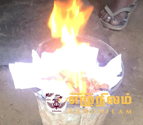 காணாமல் ஆக்கப்பட்டோரின் உறவுகளால் கடிதங்கள் தீக்கிரை; காணாமல் போனோர் தொடர்பான அலுவலகத்தால் அனுப்பப்பட்டவை காணாமல் ஆக்கப்பட்டோரின் உறவுகளால் கடிதங்கள் தீக்கிரை; காணாமல் போனோர் தொடர்பான அலுவலகத்தால் அனுப்பப்பட்டவை