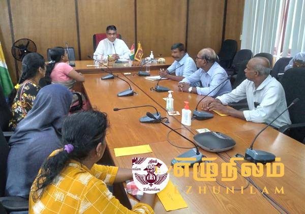 அரசியல் கைதிகளின் உறவுகள் வடக்கு ஆளுநருடன் சந்திப்பு; விக்னேஸ்வரன் எம்.பியும் இணைந்தார் அரசியல் கைதிகளின் உறவுகள் வடக்கு ஆளுநருடன் சந்திப்பு; விக்னேஸ்வரன் எம்.பியும் இணைந்தார்