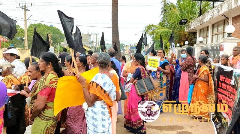 காணாமல் போனோர் அலுவலகம் பெரும் ஏமாற்று விசாரணை அதிகாரிகளை தடுத்து நிறுத்தி எதிர்ப்பு; -முல்லைத்தீவில் மக்களின் போராட்டத்தால் பெரும் குழப்பம் காணாமல் போனோர் அலுவலகம் பெரும் ஏமாற்று விசாரணை அதிகாரிகளை தடுத்து நிறுத்தி எதிர்ப்பு; -முல்லைத்தீவில் மக்களின் போராட்டத்தால் பெரும் குழப்பம்