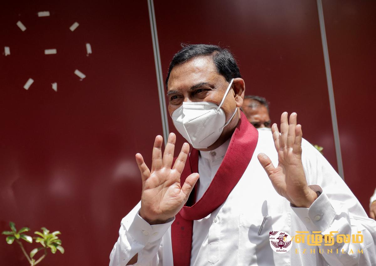 இலங்கையில் சம்பாதிப்பு அமெரிக்காவில் செலவழிப்பு;   பயணியாகவே பஸில்