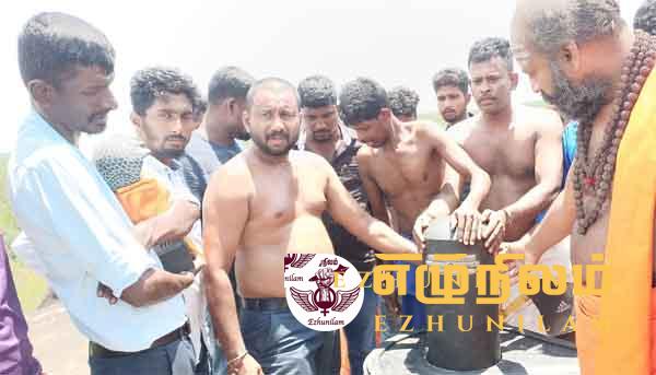 வெடுக்குநாறி ஆதிலிங்கேஸ்வரர் ஆலயத்தில் சிவலிங்கம் மீண்டும் பிரதிஷ்டை வெடுக்குநாறி ஆதிலிங்கேஸ்வரர் ஆலயத்தில் சிவலிங்கம் மீண்டும் பிரதிஷ்டை