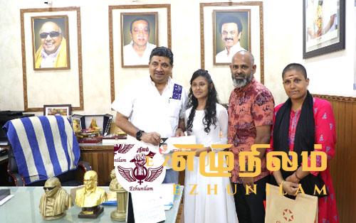 இலங்கை தமிழர் முகாமில் சாதனை படைத்த மாணவிக்கு தமிழக அமைச்சர் அன்பளிப்பு இலங்கை தமிழர் முகாமில் சாதனை படைத்த மாணவிக்கு தமிழக அமைச்சர் அன்பளிப்பு