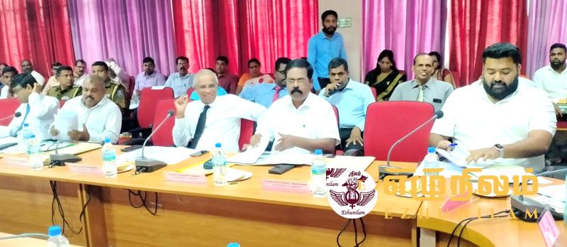 மணல், போதைப் பொருள் கடத்தலின் பின்னணியில் கிளிநொச்சி பொலிஸார்; ஒருங்கிணைப்புக் குழுவில் சிறீதரன், கஜேந்திரன் எம்.பி.மார் பகிரங்க குற்றச்சாட்டு மணல், போதைப் பொருள் கடத்தலின் பின்னணியில் கிளிநொச்சி பொலிஸார்; ஒருங்கிணைப்புக் குழுவில் சிறீதரன், கஜேந்திரன் எம்.பி.மார் பகிரங்க குற்றச்சாட்டு