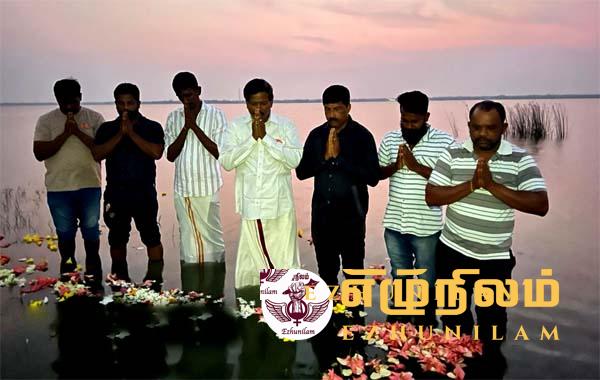 முள்ளிவாய்க்காலில் உயிர் நீர்த்த உறவுகளுக்கு நந்திக்கடலில் ரவிகரன் அஞ்சலி