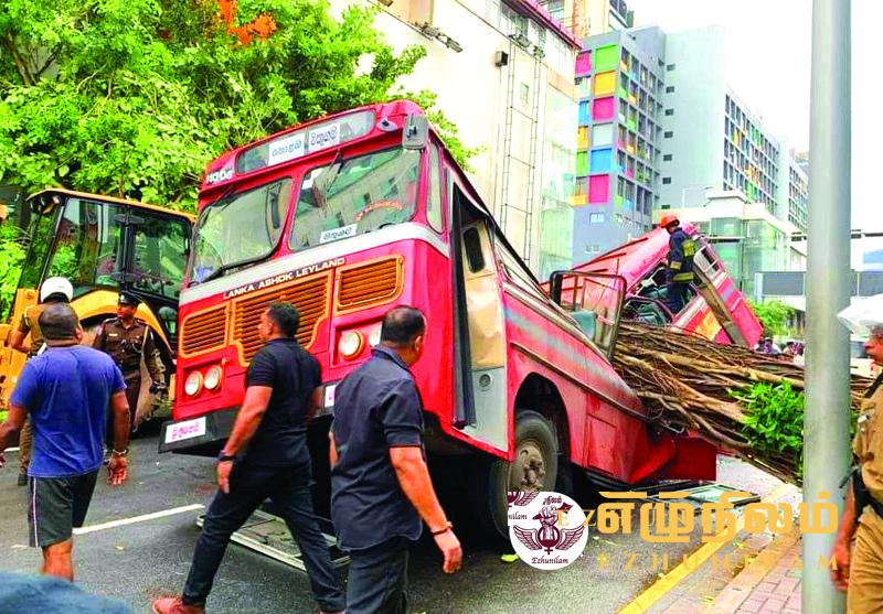 பஸ் மீது வேரோடு சரிந்த பாரிய மரம் -5 பேர் உயிரிழப்பு ; 17 பேர் படு காயம் ; கொள்ளுப்பிட்டியில் பெரும் அனர்த்தம் பஸ் மீது வேரோடு சரிந்த பாரிய மரம் -5 பேர் உயிரிழப்பு ; 17 பேர் படு காயம் ; கொள்ளுப்பிட்டியில் பெரும் அனர்த்தம்