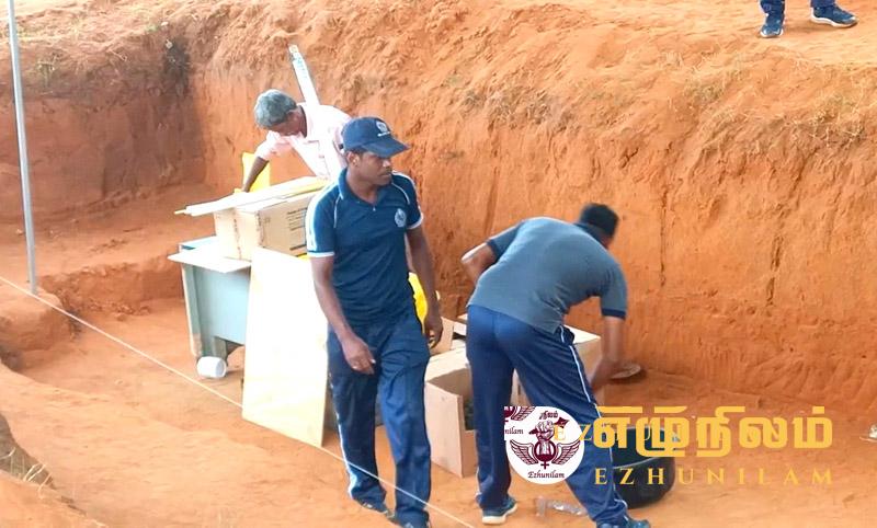 கொக்குதொடுவாய் மனிதப் புதைகுழி; வீதிக்கு கீழே பெருமளவு மனித உடல்கள் இருக்கலாம்; அச்சம் தெரிவிக்கிறார் சட்டத்தரணி நிறஞ்சன் கொக்குதொடுவாய் மனிதப் புதைகுழி; வீதிக்கு கீழே பெருமளவு மனித உடல்கள் இருக்கலாம்; அச்சம் தெரிவிக்கிறார் சட்டத்தரணி நிறஞ்சன்