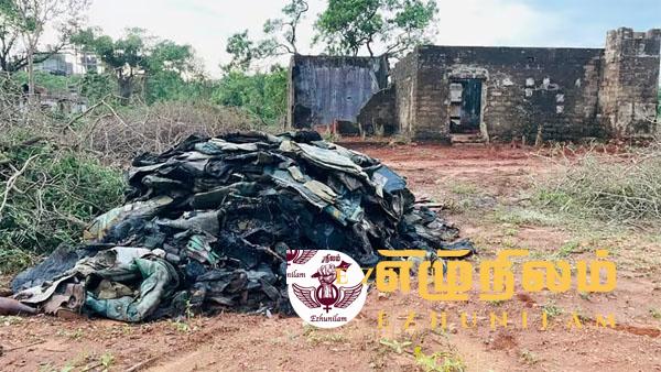 யாழ்ப்பாணம் – காங்கேசன்துறை பகுதியில் பெருமளவான இராணுவ அங்கிகள் மீட்பு யாழ்ப்பாணம் – காங்கேசன்துறை பகுதியில் பெருமளவான இராணுவ அங்கிகள் மீட்பு
