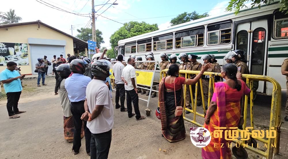 ஜனாதிபதிக்கு எதிராக யாழில் ஆர்ப்பாட்டம்; தடுத்து நிறுத்திய பொலிஸார் ;த.தே.ம.மு.முக்கியஸ்தர்கள் நால்வர் கைது ஜனாதிபதிக்கு எதிராக யாழில் ஆர்ப்பாட்டம்; தடுத்து நிறுத்திய பொலிஸார் ;த.தே.ம.மு.முக்கியஸ்தர்கள் நால்வர் கைது