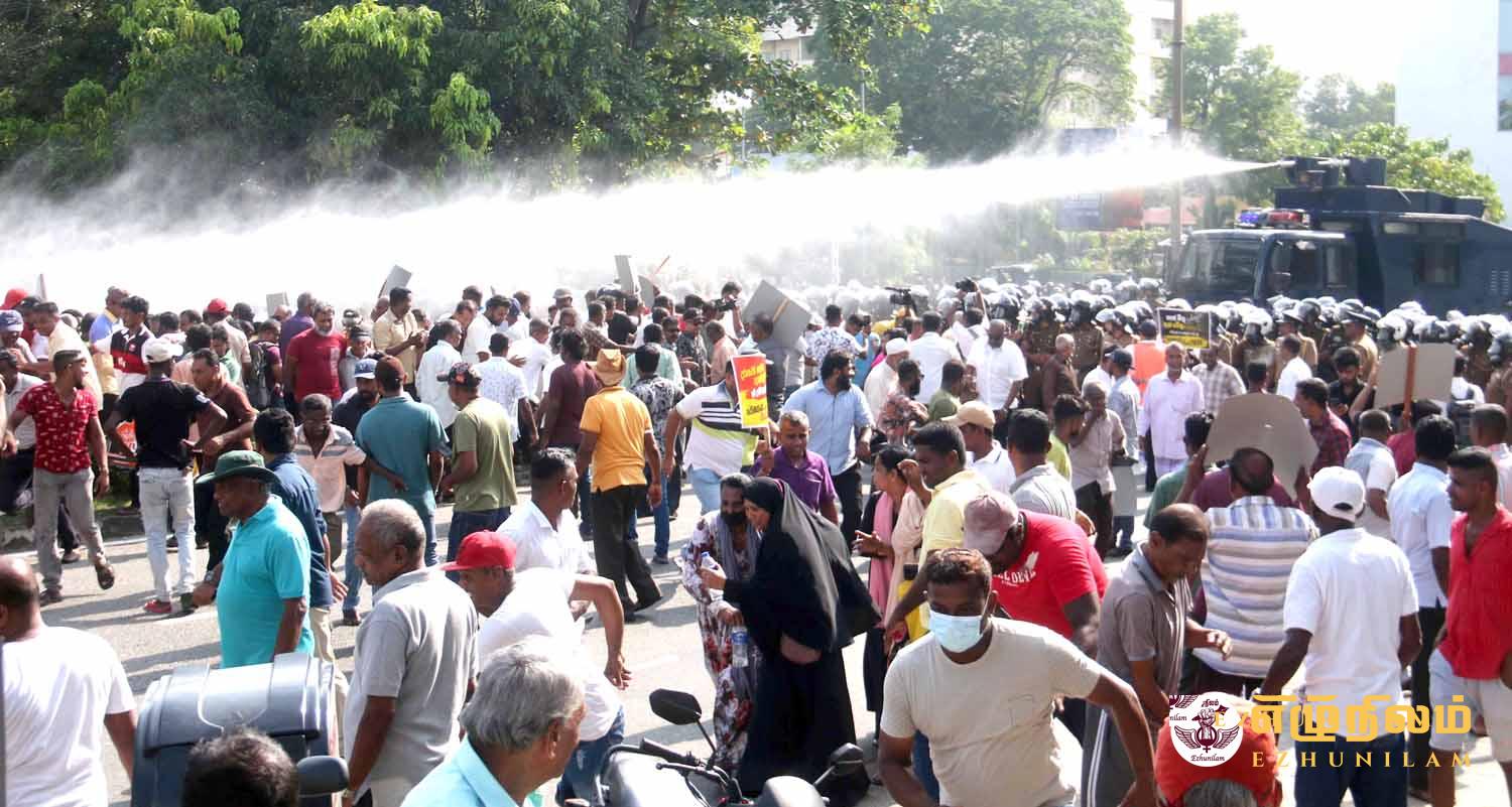 மோசடியான அரசாங்கத்தை விரட்டியடிக்கும்; எதிரணியின் பேரணி விரட்டிக் கலைப்பு; நீர்த்தாரை ,கண்ணீர் புகைத் தாக்குதல்களால் நிலை குலைந்த போராட்டக்காரர்கள் மோசடியான அரசாங்கத்தை விரட்டியடிக்கும்; எதிரணியின் பேரணி விரட்டிக் கலைப்பு; நீர்த்தாரை ,கண்ணீர் புகைத் தாக்குதல்களால் நிலை குலைந்த போராட்டக்காரர்கள்