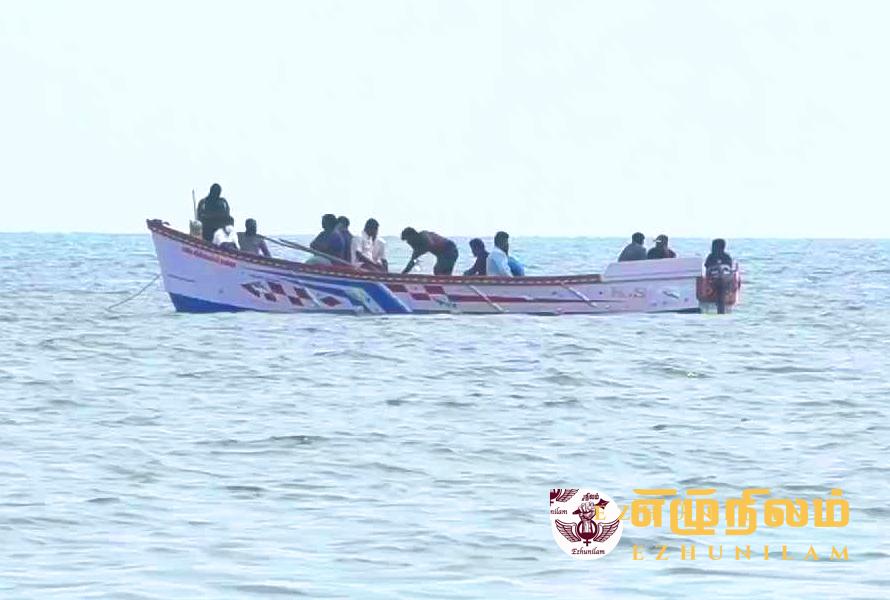 நடுக் கடலில் தங்கக் கட்டிகளை வீசிய இலங்கை கடத்தல்காரர்கள் நடுக் கடலில் தங்கக் கட்டிகளை வீசிய இலங்கை கடத்தல்காரர்கள்