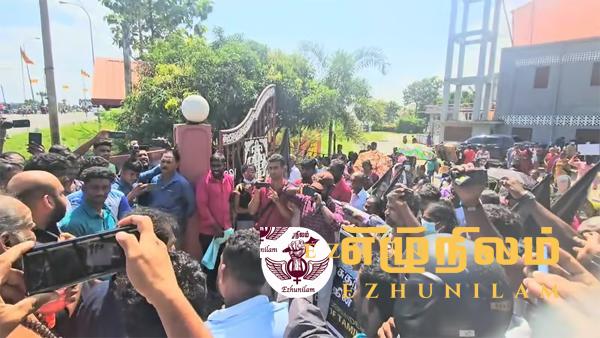 நீதிமன்ற தடையை மீறி மட்டக்களப்பில் ஆர்ப்பாட்டம்: பலத்த பாதுகாப்பு நீதிமன்ற தடையை மீறி மட்டக்களப்பில் ஆர்ப்பாட்டம்: பலத்த பாதுகாப்பு
