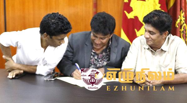 மலையகக் கட்சிகளுடன் சஜித் உடன்பாடு கைச்சாத்து; மனோ,திகா, இராதாவும் பங்கேற்பு மலையகக் கட்சிகளுடன் சஜித் உடன்பாடு கைச்சாத்து; மனோ,திகா, இராதாவும் பங்கேற்பு