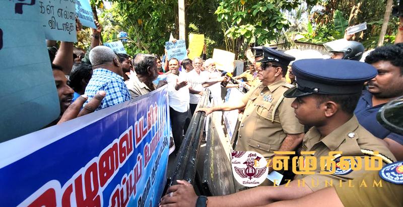 யாழில் இந்தியத் தூதரகத்தை முற்றுகையிட்ட மீனவர்கள் யாழில் இந்தியத் தூதரகத்தை முற்றுகையிட்ட மீனவர்கள்