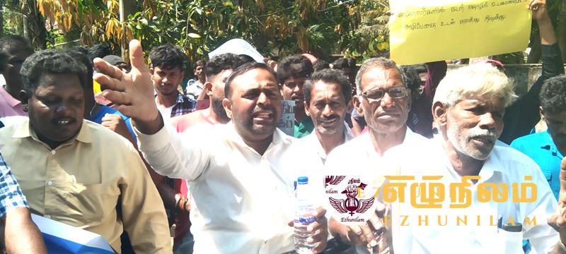 இந்தியக் கடற்படை வேடிக்கை பார்க்கிறது; இதுவே பிரச்சினைக்கு காரணம் -யாழ்.மீனவர்கள் சீற்றம் இந்தியக் கடற்படை வேடிக்கை பார்க்கிறது; இதுவே பிரச்சினைக்கு காரணம் -யாழ்.மீனவர்கள் சீற்றம்