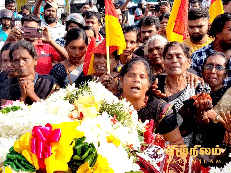 வருகிறார் என்று சொன்னார்கள்; உயிரின்றி வருகிறார் என்று சொல்லவில்லையே காந்தி தேசம் கைவிட்டது தமிழர் தேசம் கதறுகிறது