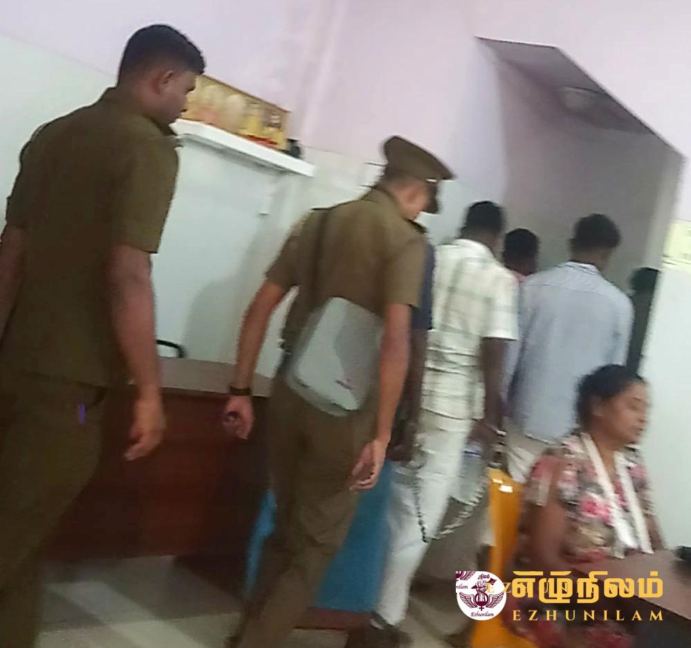 வெடுக்குநாறிமலைப் பூசகர் உட்பட 8 பேருக்கும் கைவிலங்குகளுடன் தொடர்ந்து சிகிச்சை வெடுக்குநாறிமலைப் பூசகர் உட்பட 8 பேருக்கும் கைவிலங்குகளுடன் தொடர்ந்து சிகிச்சை