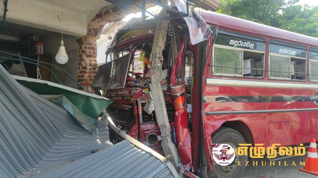 செங்கலடி சந்தியில் மின் கம்பத்துடன் மோதி கடை தொகுதியில் உட்புகுந்த பஸ் ; 5 பேர் படுகாயம்