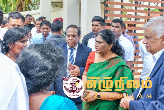 கேப்பாப்பிலவில் போராட்டத்தில் ஈடுபட்ட இரு பெண்களை சந்தித்த ஜனாதிபதி; அதிரடியாக வழங்கிய உத்தரவு கேப்பாப்பிலவில் போராட்டத்தில் ஈடுபட்ட இரு பெண்களை சந்தித்த ஜனாதிபதி; அதிரடியாக வழங்கிய உத்தரவு