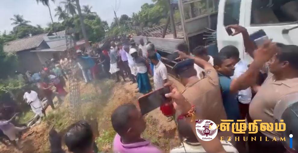 வீரமுனையில் வீதி வரவேற்பு கோபுரம் அமைக்க நீதிமன்றம் இடைக்காலத் தடை; இரு தரப்புக்கு இடையில் முறுகல் வீரமுனையில் வீதி வரவேற்பு கோபுரம் அமைக்க நீதிமன்றம் இடைக்காலத் தடை; இரு தரப்புக்கு இடையில் முறுகல்