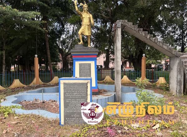 கவனிப்பாரற்று கிடக்கும் வவுனியா பண்டாரவன்னியன் சதுக்கம்: குப்பைகளுக்கு மத்தியில் வீற்றிருக்கும் வீரரின் சிலை