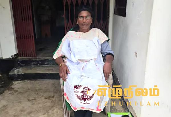 மக்கள் நலத்திட்டங்களில் பாகுபாடு: யாழில் பெண்ணொருவர் நூதனமாக போராட்டம்