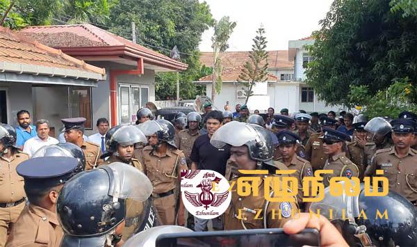 Update – சாவகச்சேரி வைத்தியசாலை வளாகத்தில் பதற்றம்: விசேட அதிரடிப் படையினர் குவிப்பு, ஏ9 வீதி முடக்கம் Update – சாவகச்சேரி வைத்தியசாலை வளாகத்தில் பதற்றம்: விசேட அதிரடிப் படையினர் குவிப்பு, ஏ9 வீதி முடக்கம்