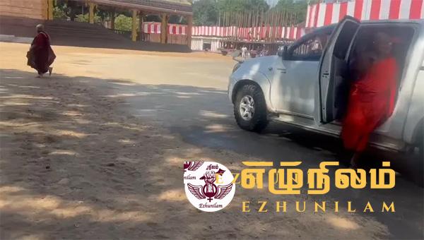நல்லுார் ஆலய வளாகத்திற்குள் நுழைந்த பிக்குமார்களின் வாகனங்களால் பரபரப்பு