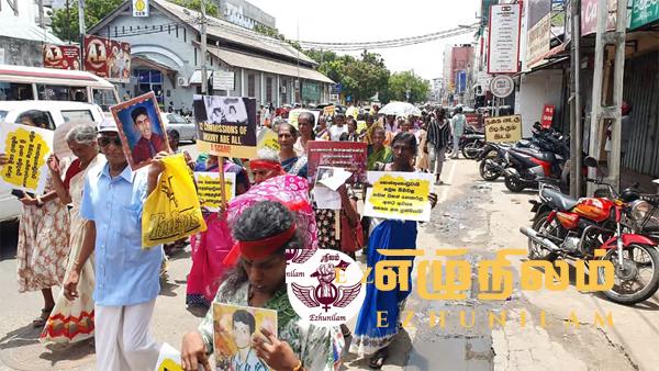 காணாமலாக்கப்பட்டவர்களுக்கு என்ன நடந்தது: யாழில் உறவினர்கள் பேரணி