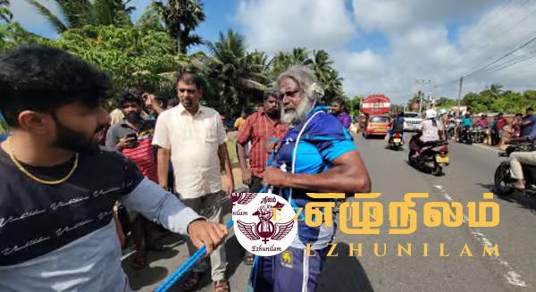ஹயஸ் வாகனத்தை காதுகளால் கட்டி இழுத்து சாதனை: முதியவரின் கவனத்தை ஈர்த்த சாதனை ஹயஸ் வாகனத்தை காதுகளால் கட்டி இழுத்து சாதனை: முதியவரின் கவனத்தை ஈர்த்த சாதனை