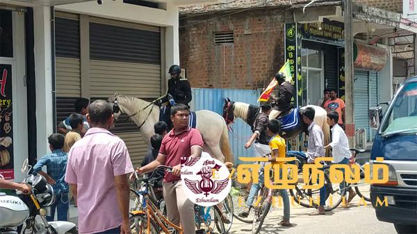 குதிரையை கொண்டு ரணிலுக்காக பிரச்சாரம் செய்யும் அதாவுல்லாஹ்: மக்களை கவர்ந்திழுக்க முயற்சி குதிரையை கொண்டு ரணிலுக்காக பிரச்சாரம் செய்யும் அதாவுல்லாஹ்: மக்களை கவர்ந்திழுக்க முயற்சி