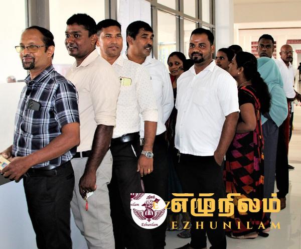 2 வது நாளாக தொடரும் தபால் வாக்குப்பதிவு; ஆர்வத்துடன் வாக்களிக்கும் அரச ஊழியர்கள் 2 வது நாளாக தொடரும் தபால் வாக்குப்பதிவு; ஆர்வத்துடன் வாக்களிக்கும் அரச ஊழியர்கள்