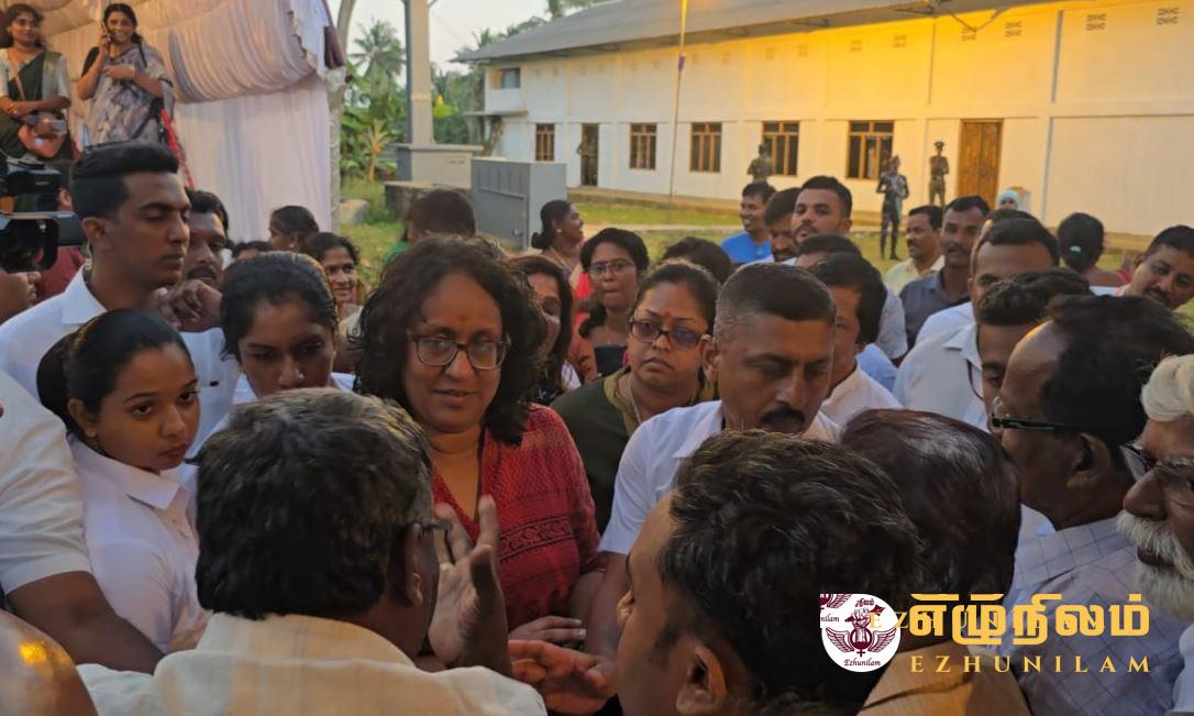 யாழ்ப்பாணத்தில் பிரதமர் பங்கேற்ற கூட்டத்தில் பதற்றம் யாழ்ப்பாணத்தில் பிரதமர் பங்கேற்ற கூட்டத்தில் பதற்றம்