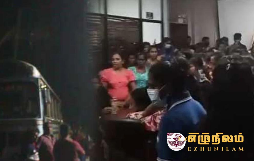 அமெரிக்க வரி காரணமாக போனஸ் வழங்க முடியாது – அதிகாரியை வீட்டுக் காவலில் வைத்த ஊழியர்கள் அமெரிக்க வரி காரணமாக போனஸ் வழங்க முடியாது – அதிகாரியை வீட்டுக் காவலில் வைத்த ஊழியர்கள்