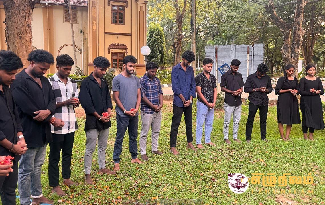 யாழ் . பல்கலை முள்ளிவாய்க்கால் நினைவு தூபி முன்பாக அஞ்சலி