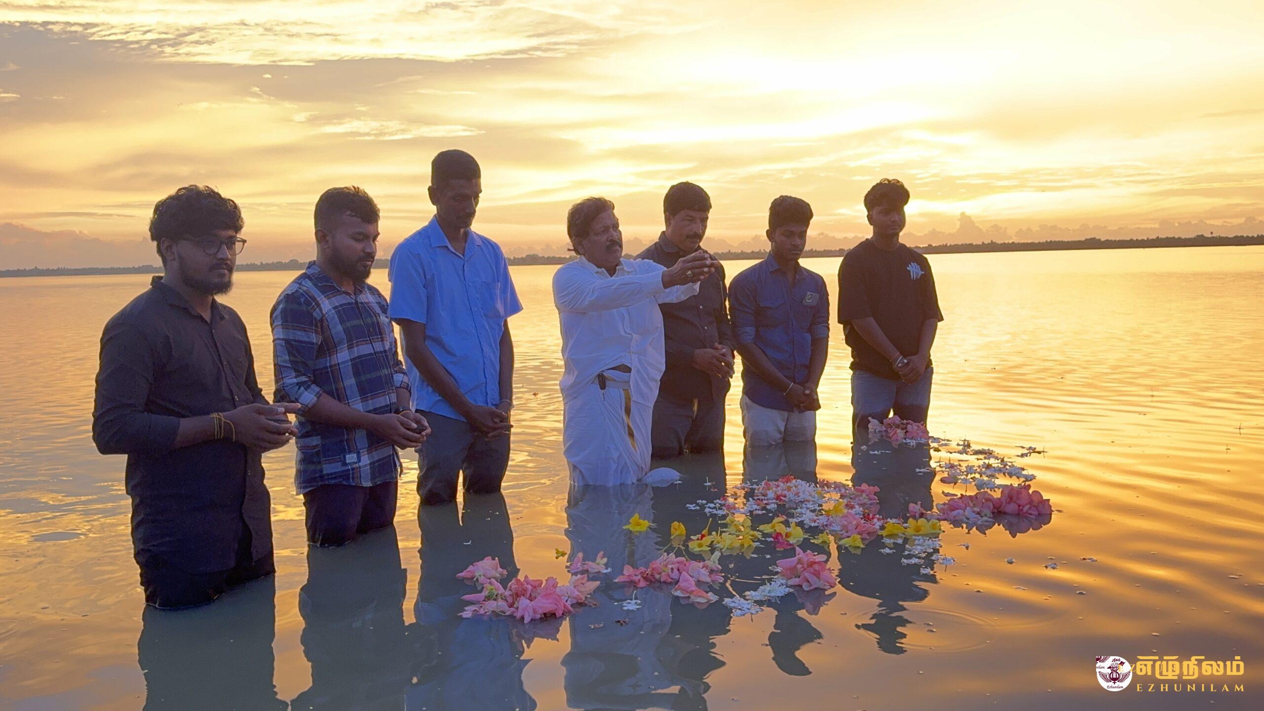 தமிழினப் படுகொலையின் 16ஆம் ஆண்டு நினைவுநாள் இன்று; முள்ளிவாய்க்காலில் உயிர்நீத்த உறவுகளுக்கு ரவிகரன் நந்திக்கடலில் அஞ்சலி தமிழினப் படுகொலையின் 16ஆம் ஆண்டு நினைவுநாள் இன்று; முள்ளிவாய்க்காலில் உயிர்நீத்த உறவுகளுக்கு ரவிகரன் நந்திக்கடலில் அஞ்சலி