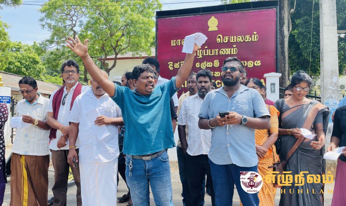 சித்தர்களின் புனித பூமியில் குப்பை கொட்டாதே – யாழில் போராட்டம் சித்தர்களின் புனித பூமியில் குப்பை கொட்டாதே – யாழில் போராட்டம்