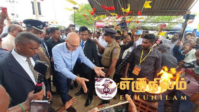 நிலம் பிளந்து காண்பித்த செம்மணிப் படுகொலைகள்!; நேரில் சென்று உறுதிப்படுத்திய ஐ.நா ஆணையாளர் – அணையா தீபத்தையும் அஞ்சலித்தார்!