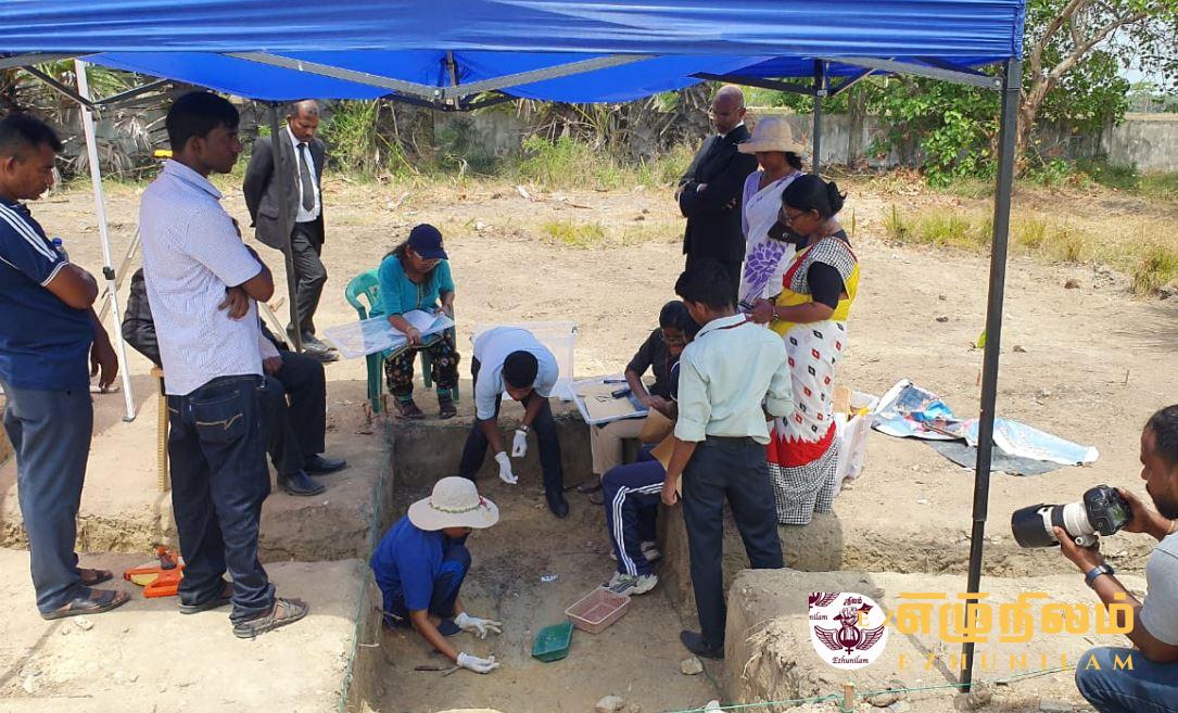 செம்மணி மனித புதைகுழியில் பொலித்தீனால் கட்டப்பட்ட எலும்புக் குவியல்! செம்மணி மனித புதைகுழியில் பொலித்தீனால் கட்டப்பட்ட எலும்புக் குவியல்!