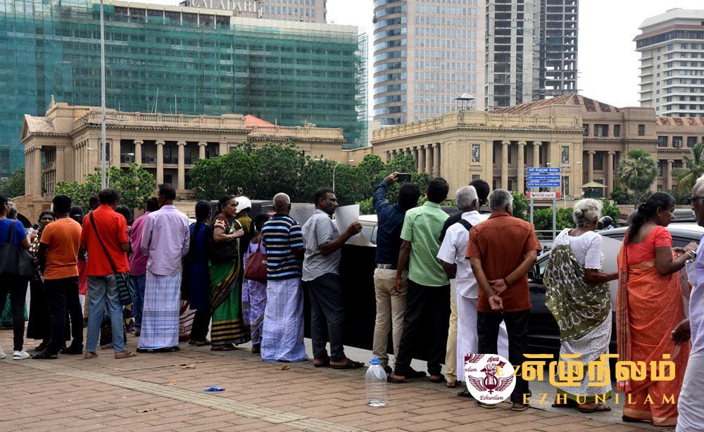 வடக்கில் காணிகளை விடுவிக்க கோரி ஜனாதிபதி செயலகம் முன் போராட்டம் வடக்கில் காணிகளை விடுவிக்க கோரி ஜனாதிபதி செயலகம் முன் போராட்டம்