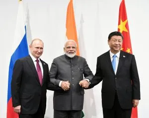 அமெரிக்காவை சமாளிக்க கைகோர்க்கும் இந்தியா, ரஷ்யா மற்றும் சீனா அமெரிக்காவை சமாளிக்க கைகோர்க்கும் இந்தியா, ரஷ்யா மற்றும் சீனா