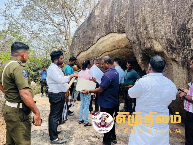 அரச திணைக்களங்கள் பல சேர்ந்து திருகோணமலை வெருகலில் 10 இடங்களில் காணி அபகரிக்க முயற்சி; மக்கள் பெரும் கொந்தளிப்பு அரச திணைக்களங்கள் பல சேர்ந்து திருகோணமலை வெருகலில் 10 இடங்களில் காணி அபகரிக்க முயற்சி; மக்கள் பெரும் கொந்தளிப்பு