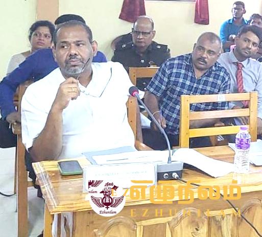 பளையில் 900 ஏக்கர் காணியை சட்டவிரோதமாக வழங்க முயற்சி; தடுத்து நிறுத்திய கஜேந்திரகுமார் பளையில் 900 ஏக்கர் காணியை சட்டவிரோதமாக வழங்க முயற்சி; தடுத்து நிறுத்திய கஜேந்திரகுமார்