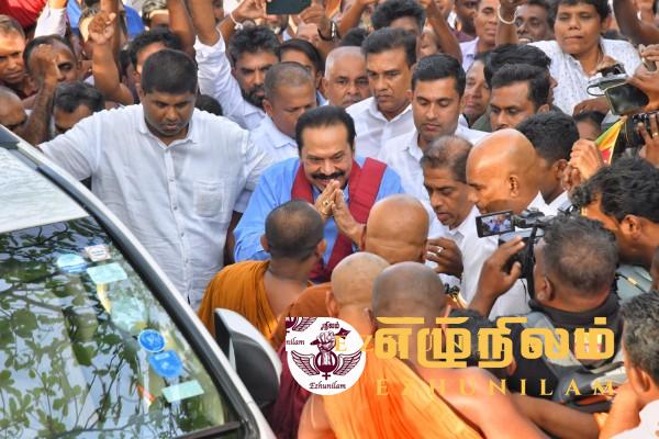 மகிந்தவுடன் புகைப்படம் எடுப்பதற்கு தடை?; அரசின் நடவடிக்கையால் பலத்த சந்தேகம் மகிந்தவுடன் புகைப்படம் எடுப்பதற்கு தடை?; அரசின் நடவடிக்கையால் பலத்த சந்தேகம்