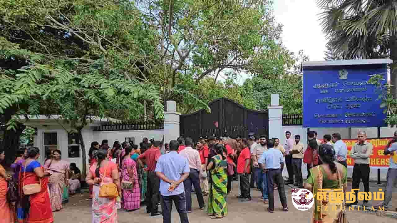 ஆசிரியர்களின் எதிர்ப்பால் பின்கதவால் வௌியேறிய வட மாகாண ஆளுநர்